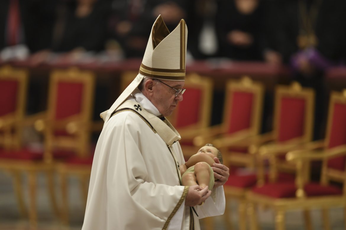 Francisco criticó el materialismo en Navidad y pidió pensar en niños abandonados