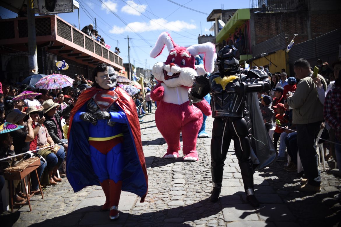 "Batman" y "Superman" bailan en pueblo maya de Guatemala para despedir el año