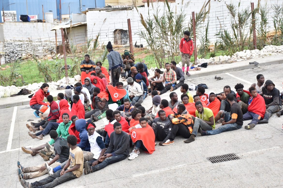 Unos 400 migrantes fuerzan valla de Ceuta en frontera entre Marruecos y España