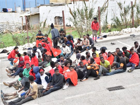 Unos 400 migrantes fuerzan valla de Ceuta en frontera entre Marruecos y España