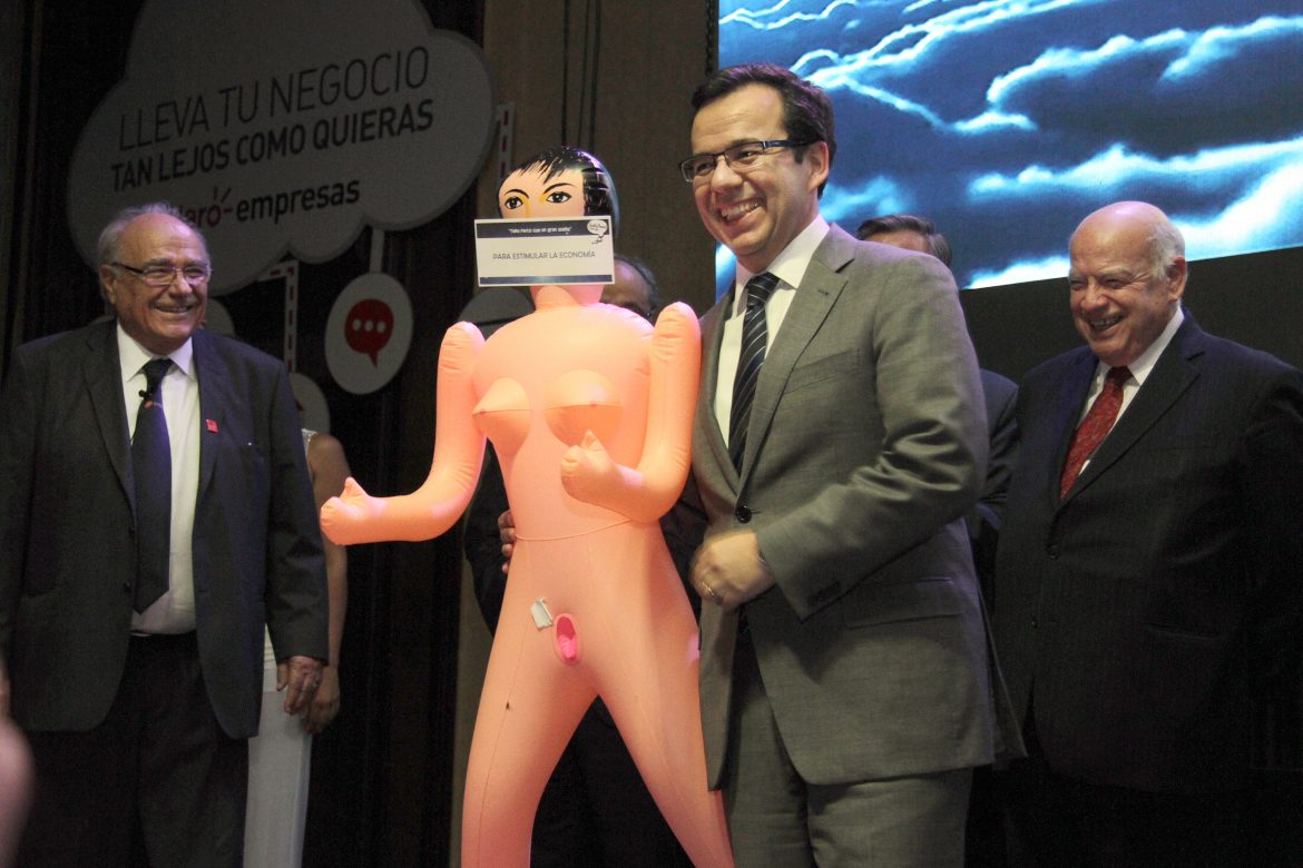 Regalan una muñeca inflable a ministro de Economía chileno