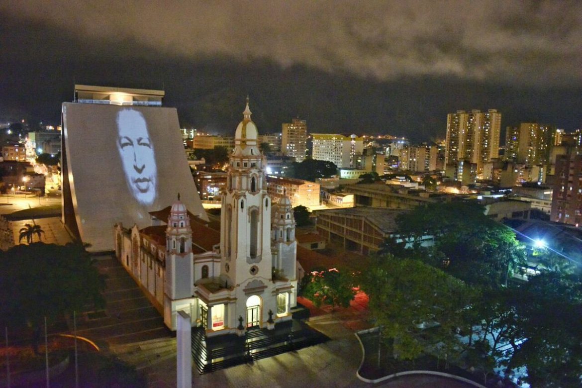 Hugo Chávez caminó las calles de Caracas la noche del jueves