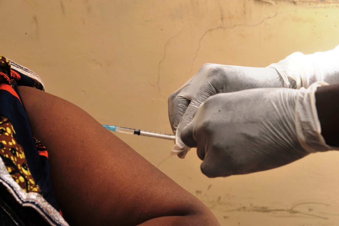 OMS anuncia vacuna contra ébola eficaz "hasta un 100%"