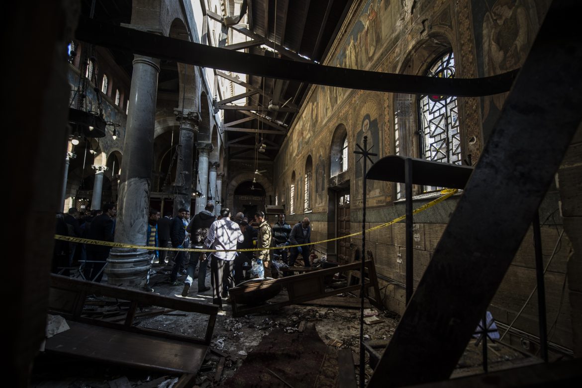 25 muertos en un atentado en iglesia de El Cairo