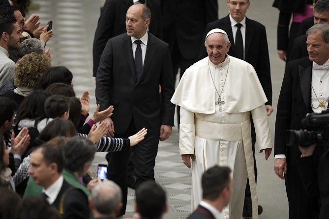 Papa Francisco quiere ofrecer puestos claves en la Curia a laicos y mujeres