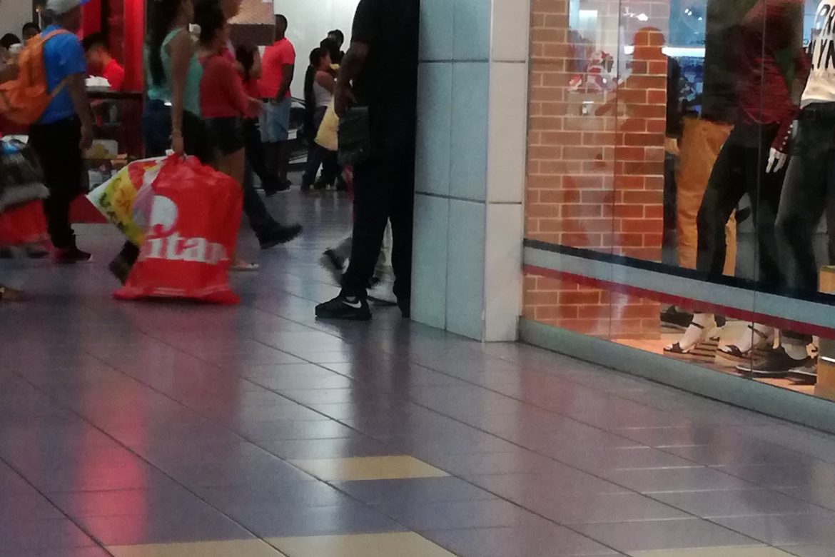 Se registra robo y persecución en Albrook Mall
