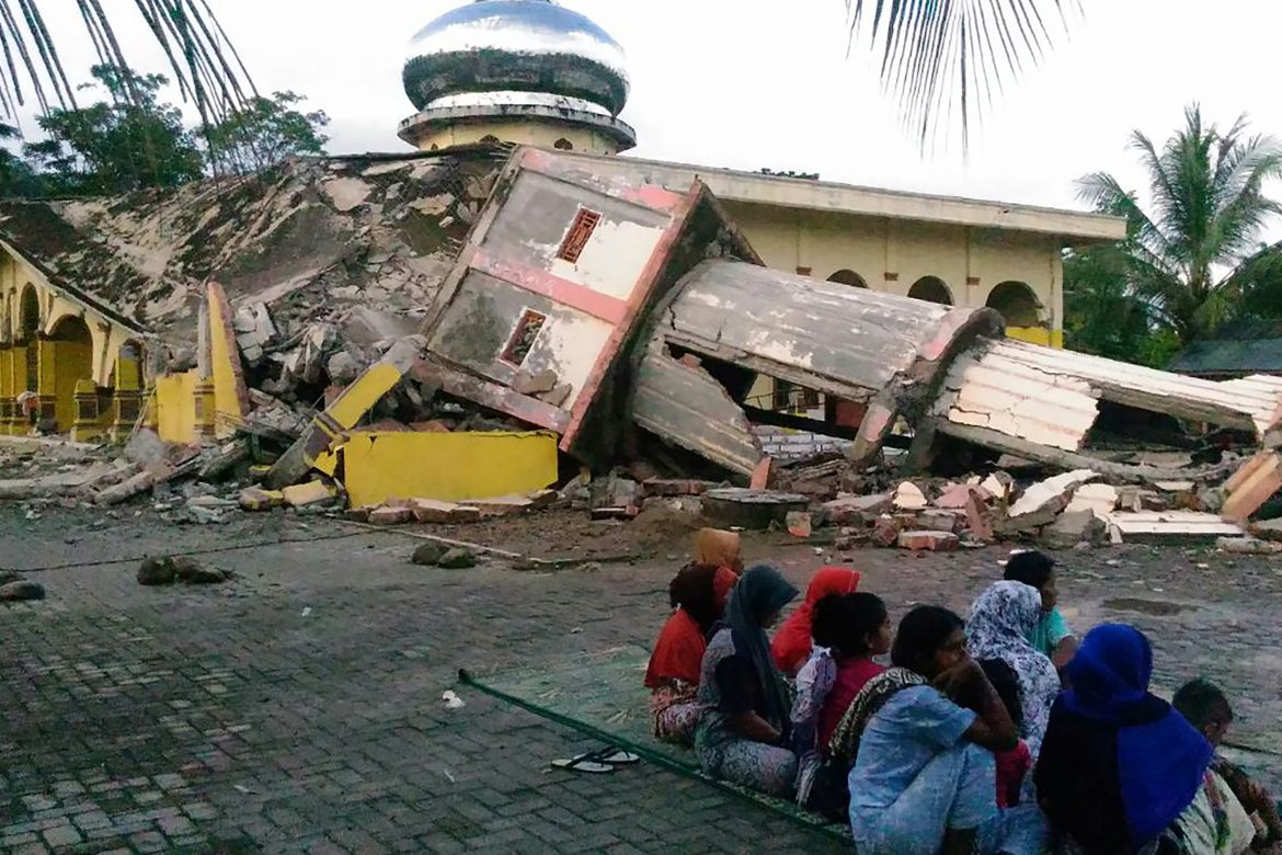 Terremoto en Indonesia deja 97 muertos
