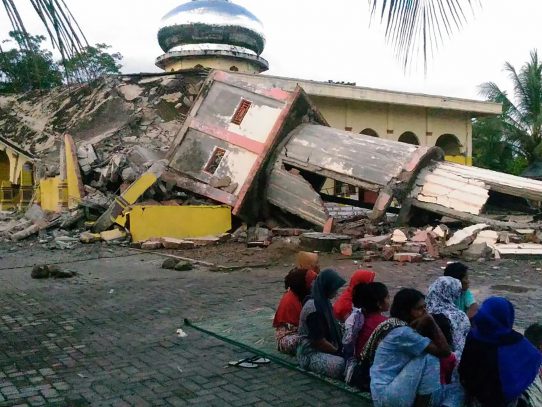 Terremoto en Indonesia deja 97 muertos