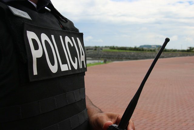 Varela aumenta salario a los policías entre 50 a 800 dólares mensuales