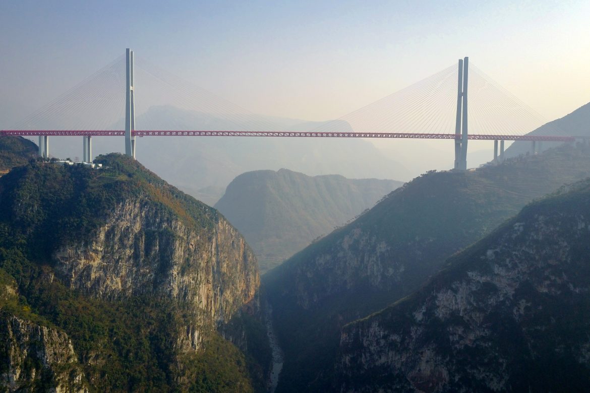 Abre en China un puente de 500 metros, el más alto del mundo