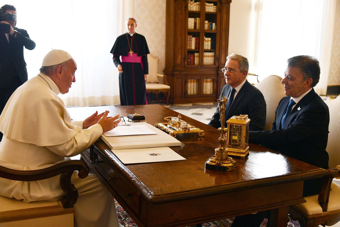 Santos y Uribe se reúnen con el Papa Francisco en el Vaticano