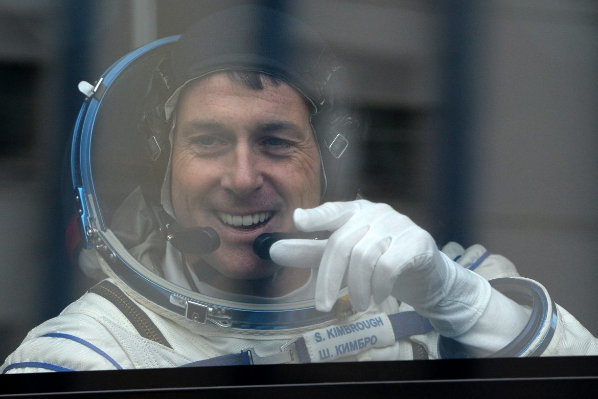 Astronautas de Francia y Estados Unidos inician caminata espacial