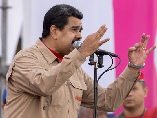 Maduro lanza plan de "salud ancestral" en medio de grave escasez de fármacos