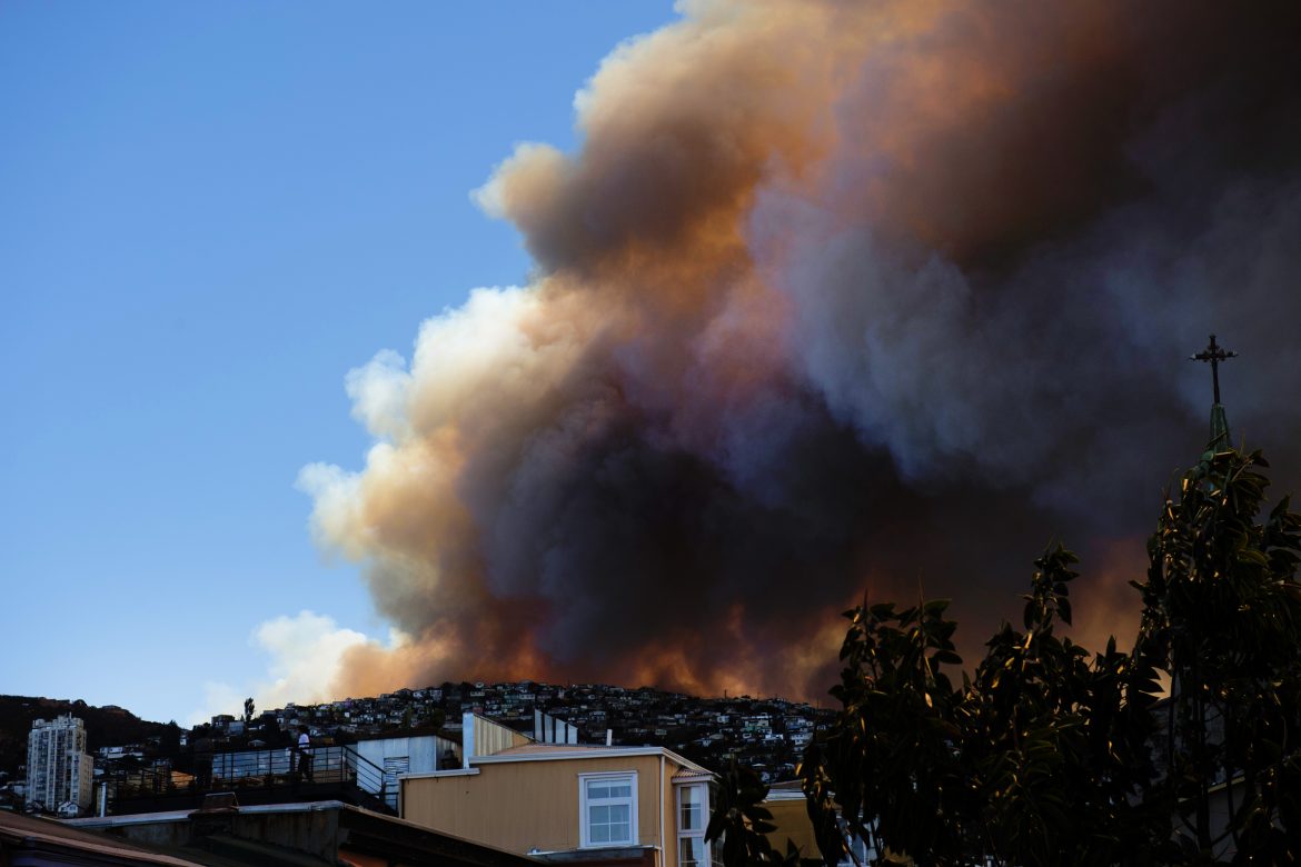 Controlan incendio de Valparaíso