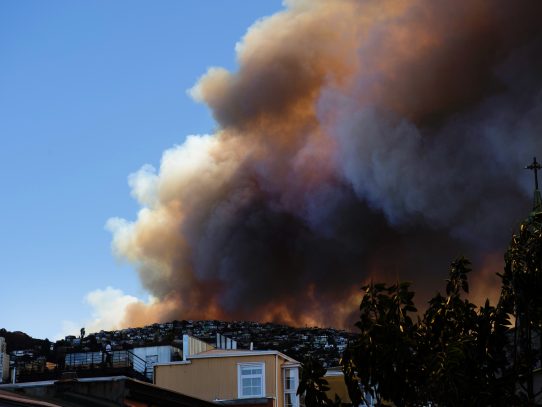 Controlan incendio de Valparaíso