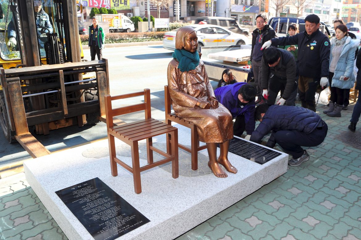 Japón llama a su embajador por monumento a "mujeres de consuelo"