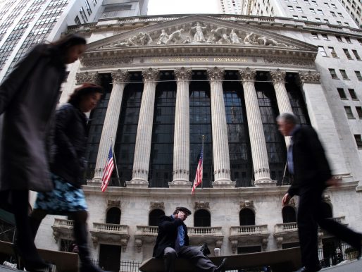 Wall Street no logra detener la caída, preocupada por el crecimiento