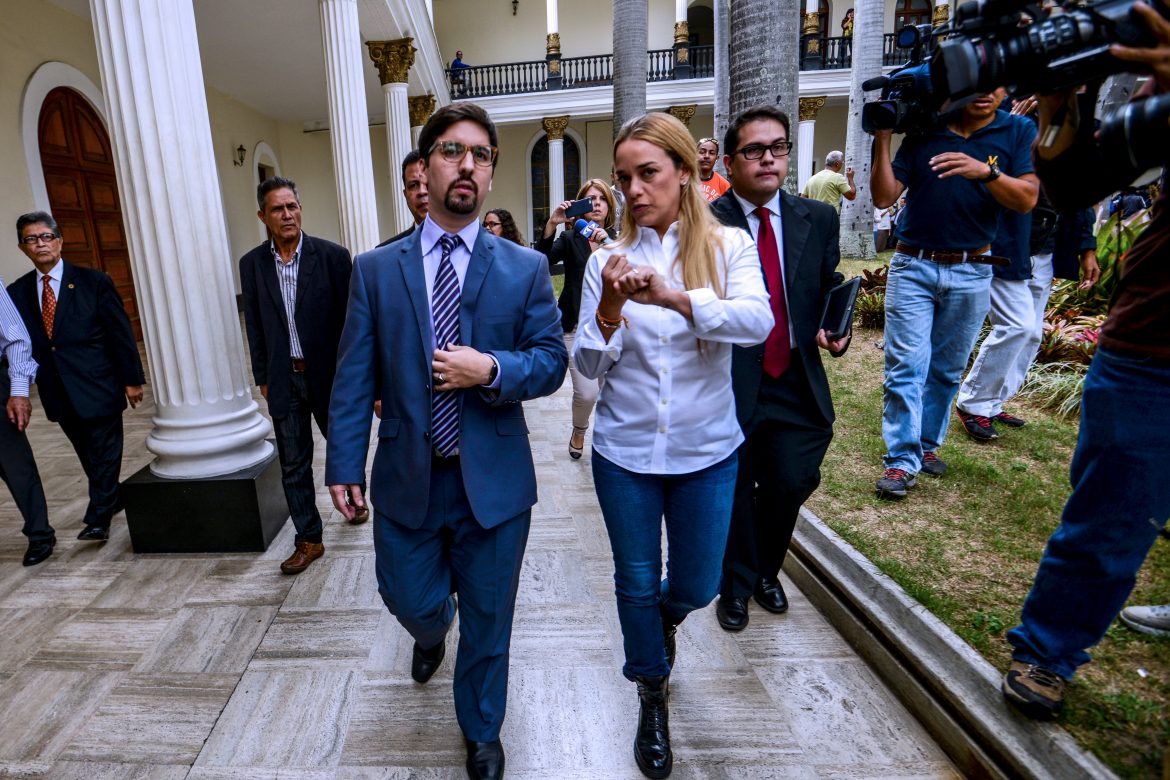 Gobierno venezolano vincula a esposa de opositor López con plan golpista