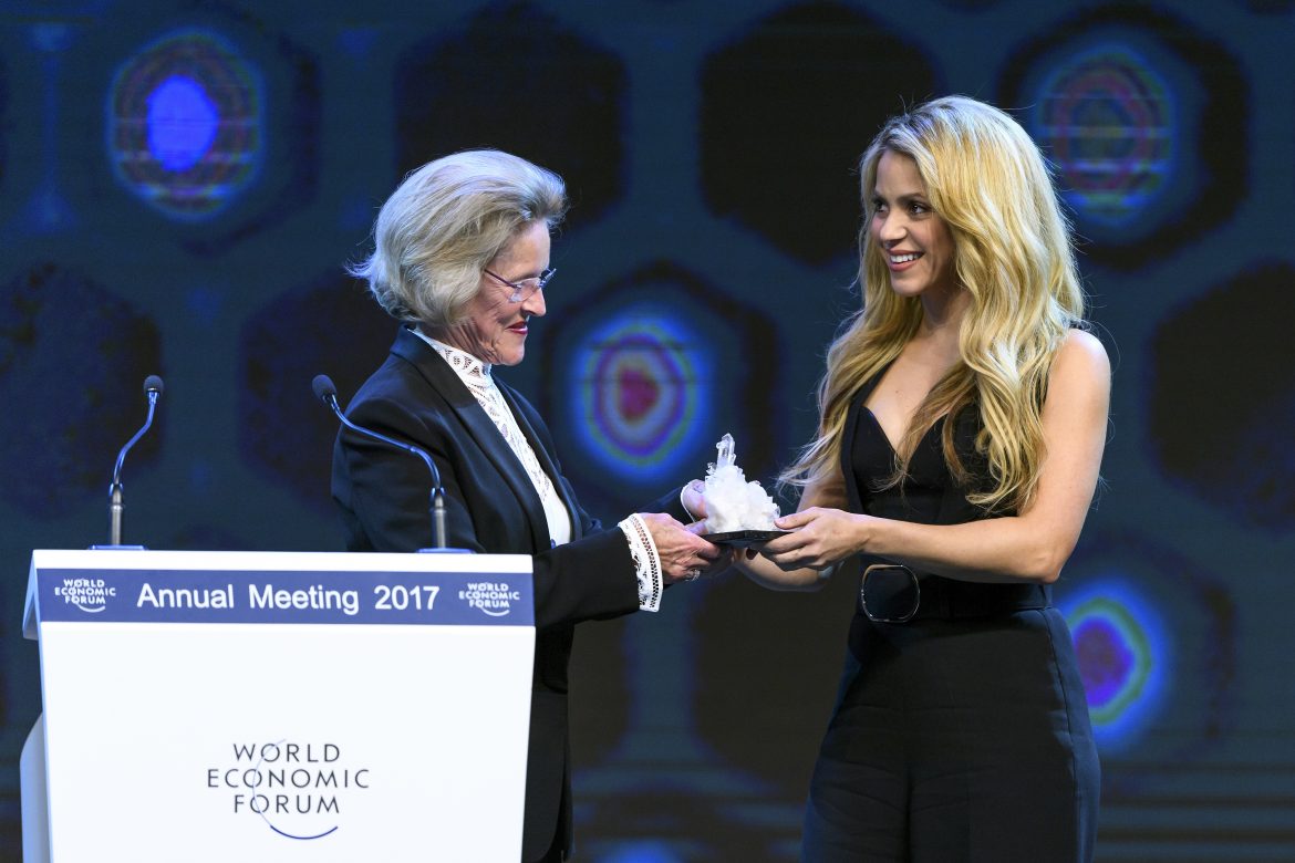 Shakira recibe premio del Foro Económico Mundial y defiende la paz a través de la educación