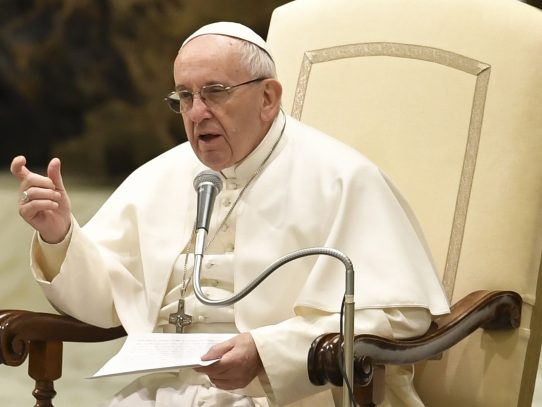 Papa pide "mayor compromiso contra la plaga" de la trata de personas