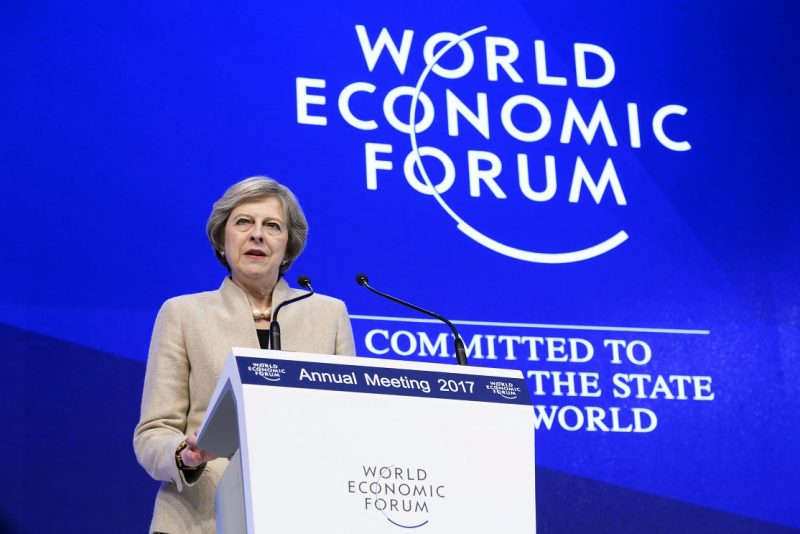 Primera ministra británica intenta hacer puentes con la élite económica en Davos