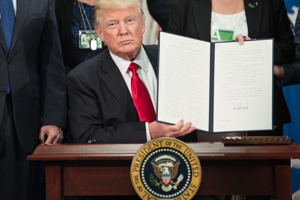 Trump firmará nuevo decreto migratorio éste lunes, 6 de marzo