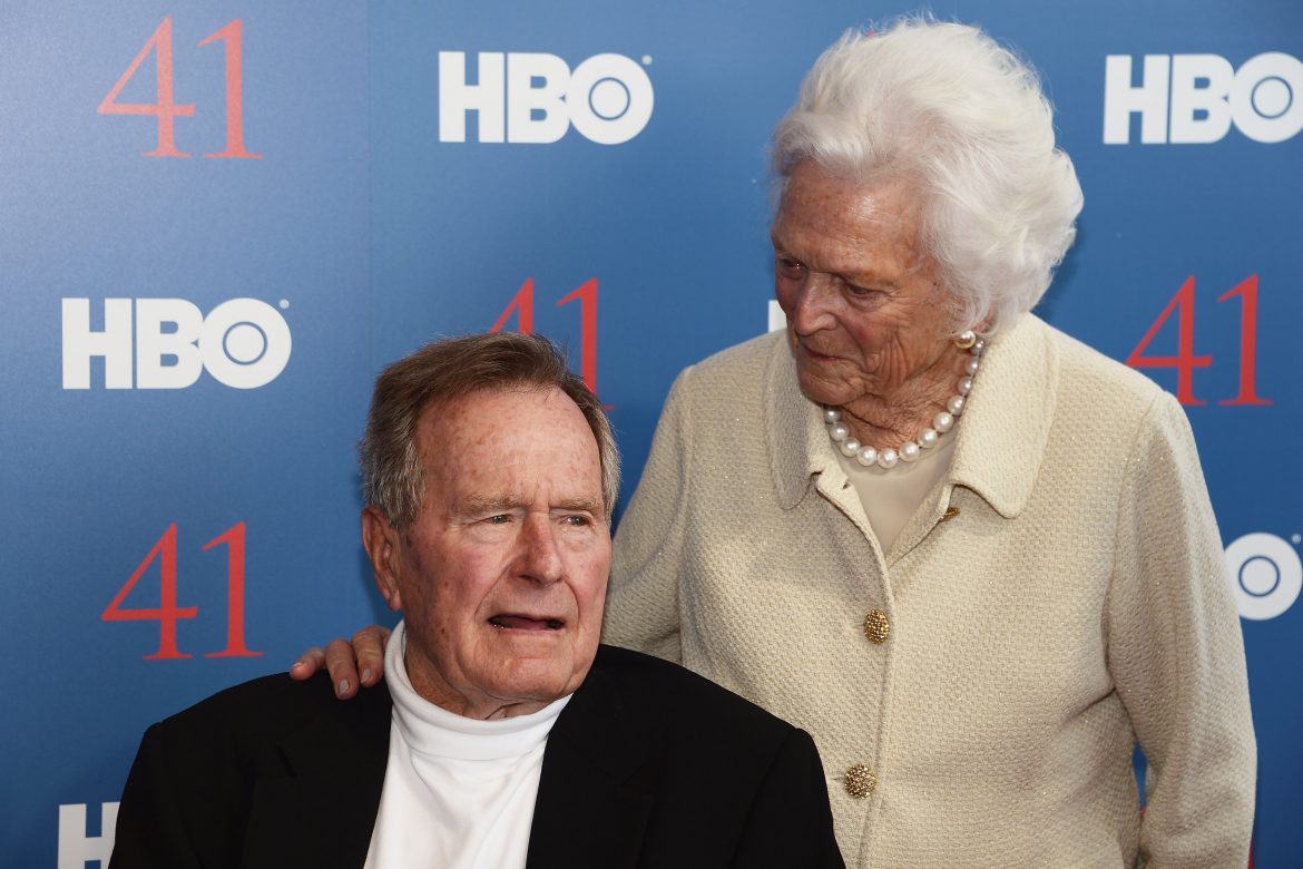 Expresidente George H.W. Bush y su esposa, hospitalizados