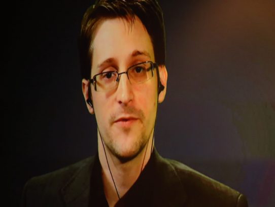 Rusia prolonga dos años el permiso de residencia de Snowden