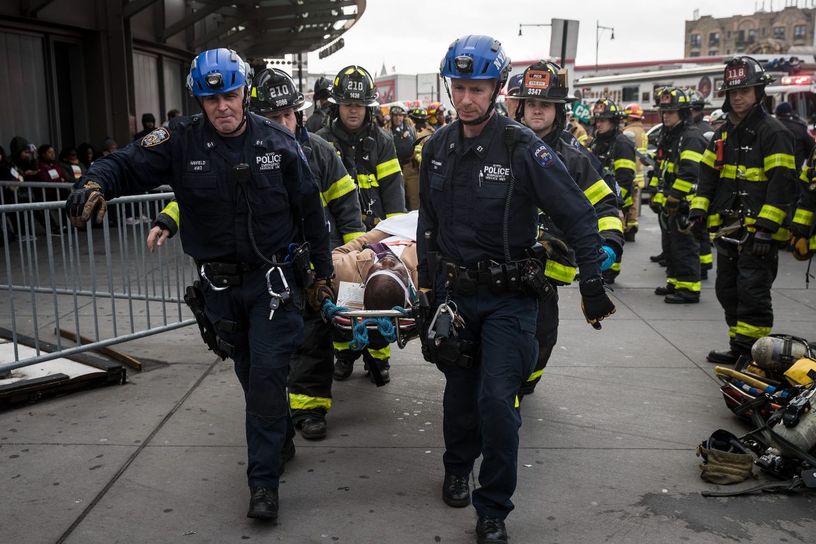 Varios heridos deja descarrilamiento de tren suburbano en Brooklyn