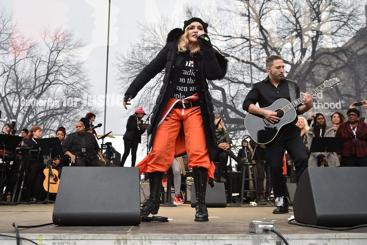 Madonna hace aparición sorpresa en Marcha de las Mujeres en Washington