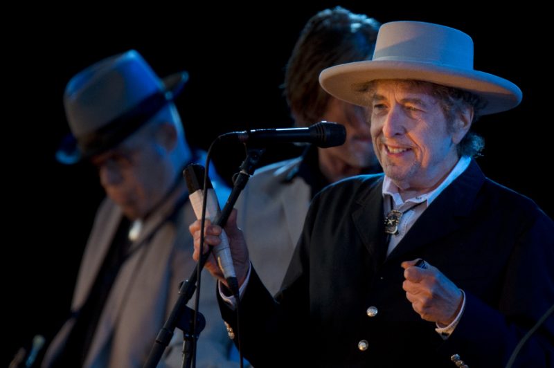 Por fin, Bob Dylan recibirá su Nobel de Literatura