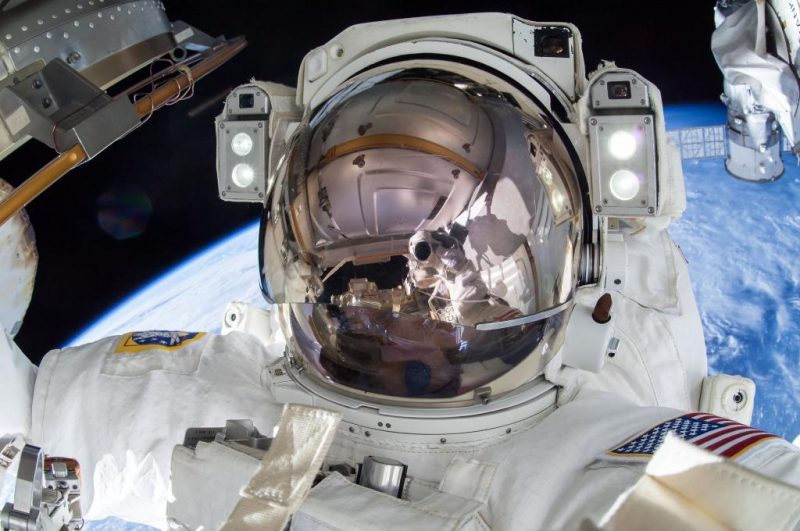 Dos astronautas salen de la ISS para instalar nuevas baterías
