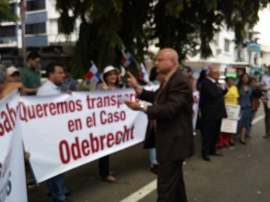 Protestan afuera de la Procuraduría para exigir transparencia en caso Odebrecht