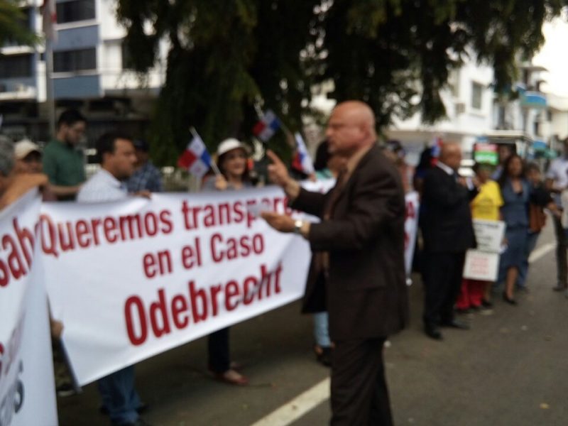 Protestan afuera de la Procuraduría para exigir transparencia en caso Odebrecht