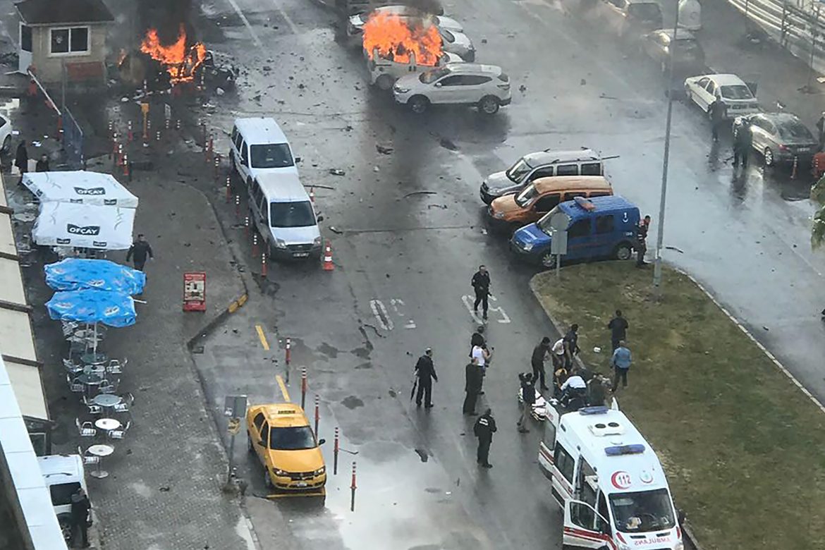 Atentado deja 10 heridos tras una explosión en ciudad turca de Esmirna