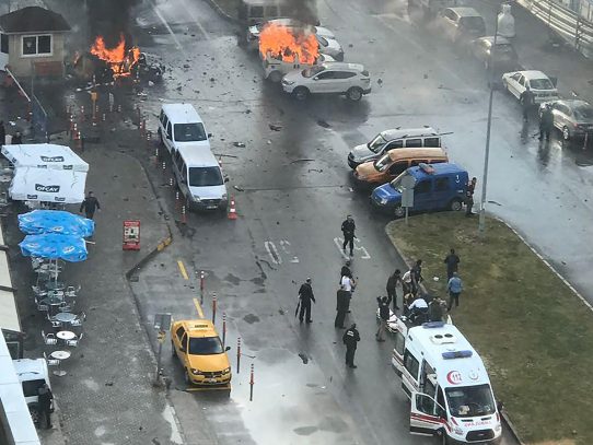 Atentado deja 10 heridos tras una explosión en ciudad turca de Esmirna