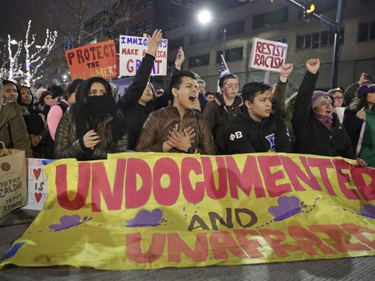 Mexicanos forman un muro humano en protesta contra el muro de Trump