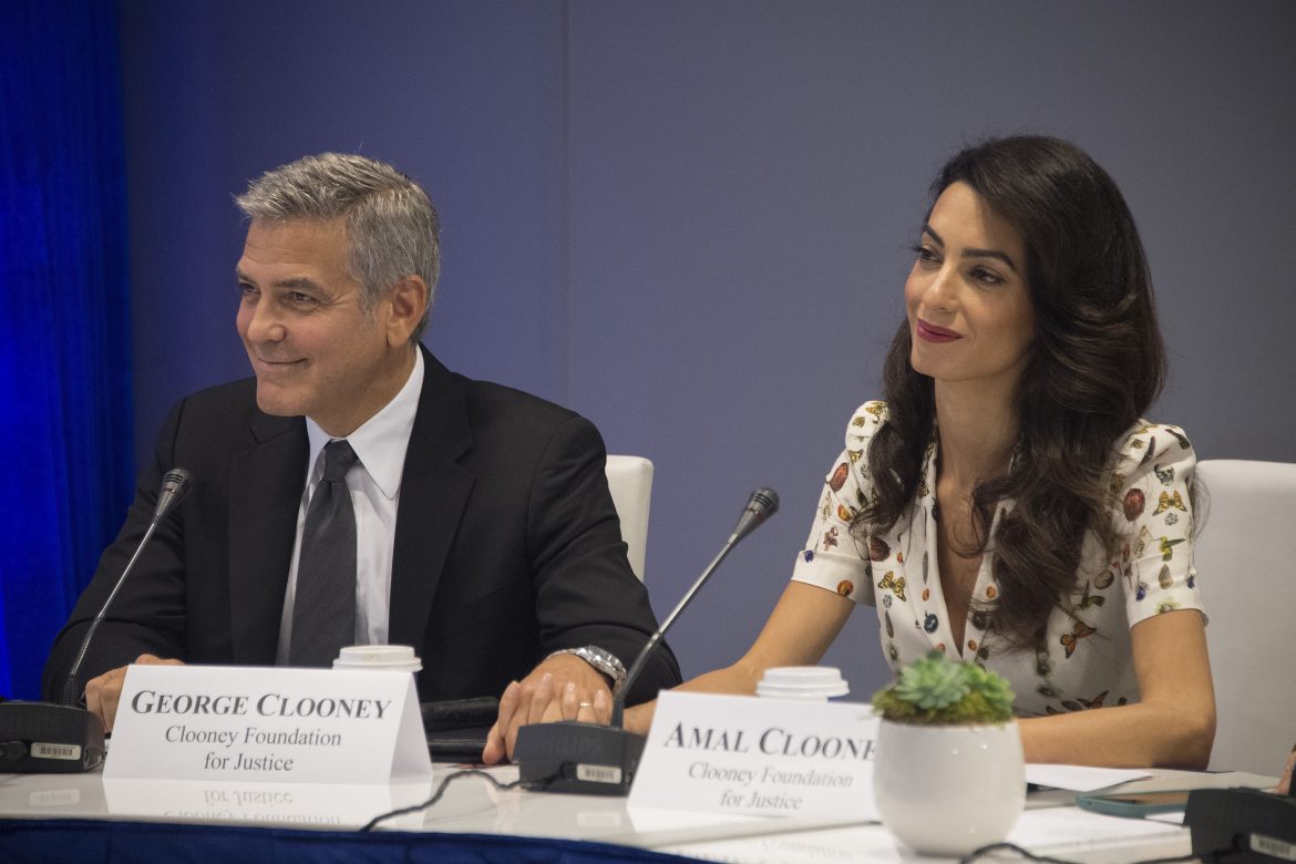 Clooney y su esposa embarazada abandonan los viajes a destinos peligrosos