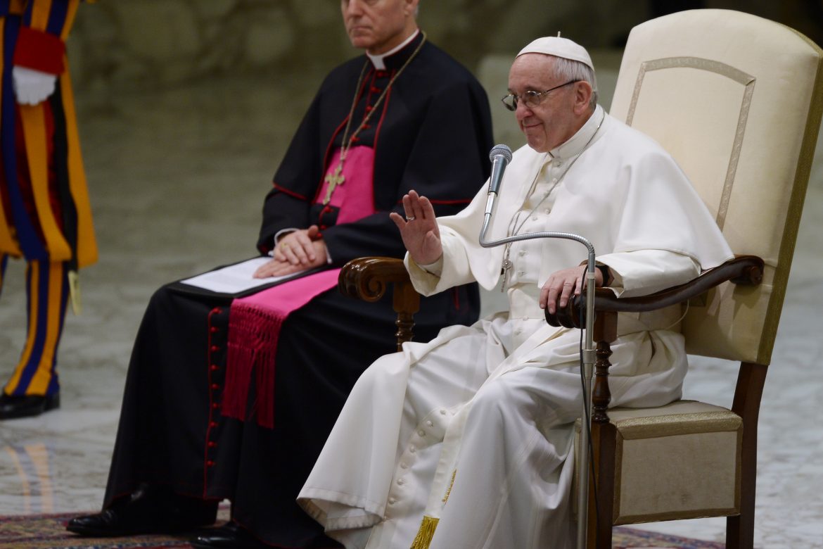 Vaticano expresa "preocupación" por decreto antimigración de Trump