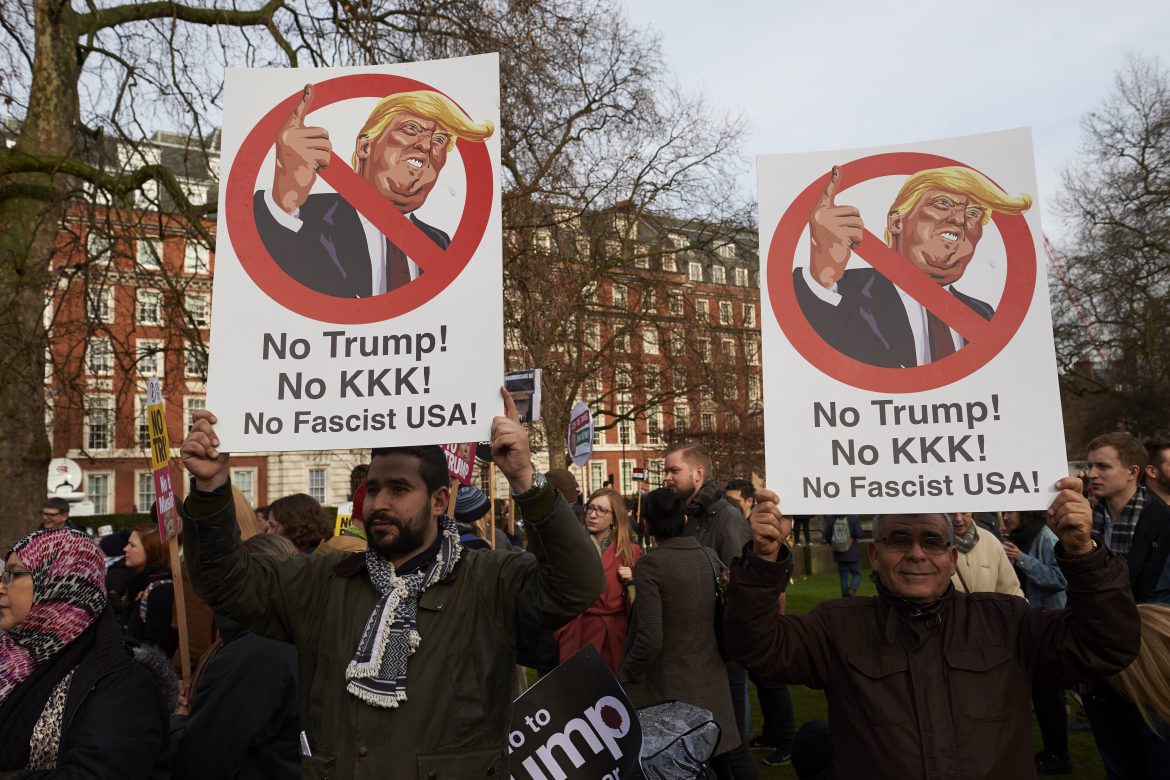 Miles de personas se manifiestan en Londres contra Trump