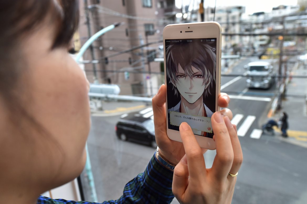 Mujeres japonesas no pueden resistirse al novio virtual