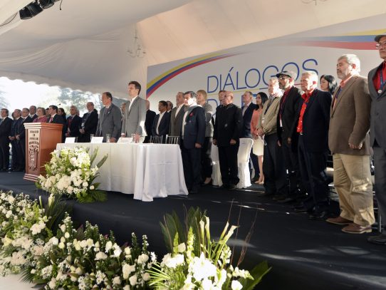 Gobierno de Colombia y ELN inician negociaciones de paz en Ecuador