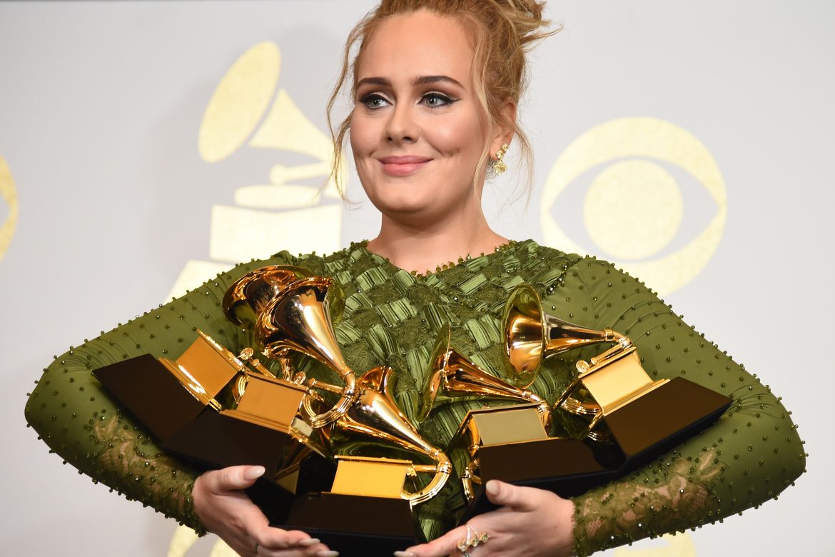 Adele arrasa en los Grammy pero lamenta el fracaso de Beyoncé