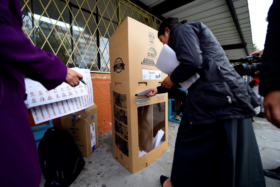 Ecuatorianos votan para elegir un nuevo presidente