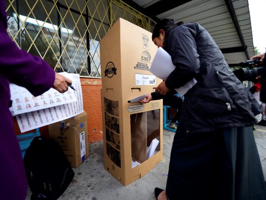 Ecuatorianos votan para elegir un nuevo presidente