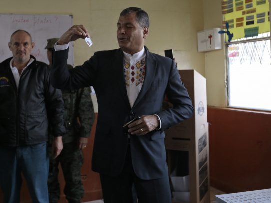 Presidente Correa pide que se acepten los resultados al final de la jornada electoral