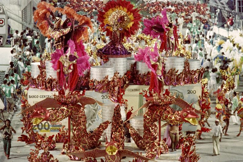 El Carnaval llega a Río para desafiar la crisis con samba y humor