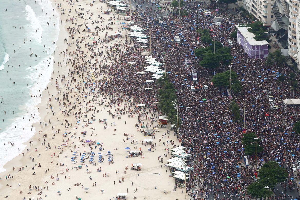 Brasileños se toman las calles de Rio de Janeiro previo al Carnaval