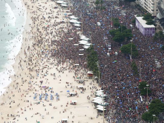 Brasileños se toman las calles de Rio de Janeiro previo al Carnaval