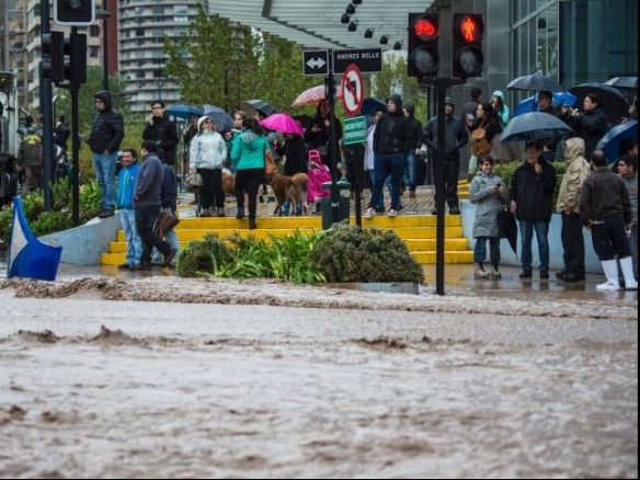 Más de 1,4 millones de hogares sin agua en Chile debido a fuertes lluvias